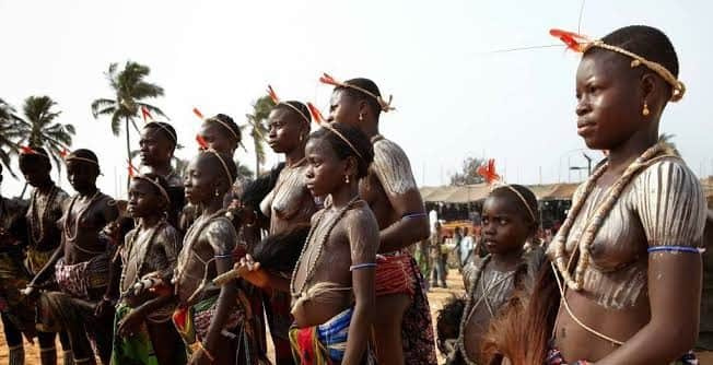 Ga-Adangbe cilts: valoda, tradicionālie apģērbi, dejas, ēdiens, reliģija