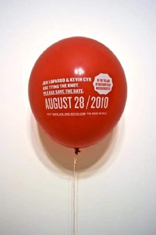 Unik design för bröllopsinbjudan- Balloon Save the Date
