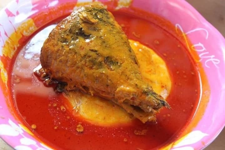 Ghanaisches Fufu serviert mit Fisch