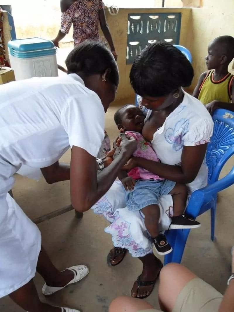Doveri di un'infermiera in Ghana
