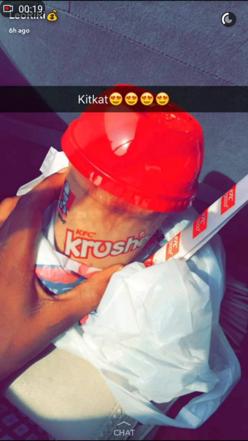 VIDEO: Inhottu ruokailija löytää kuolleen FLYn uimasta KFC Dansomanin juomassaan