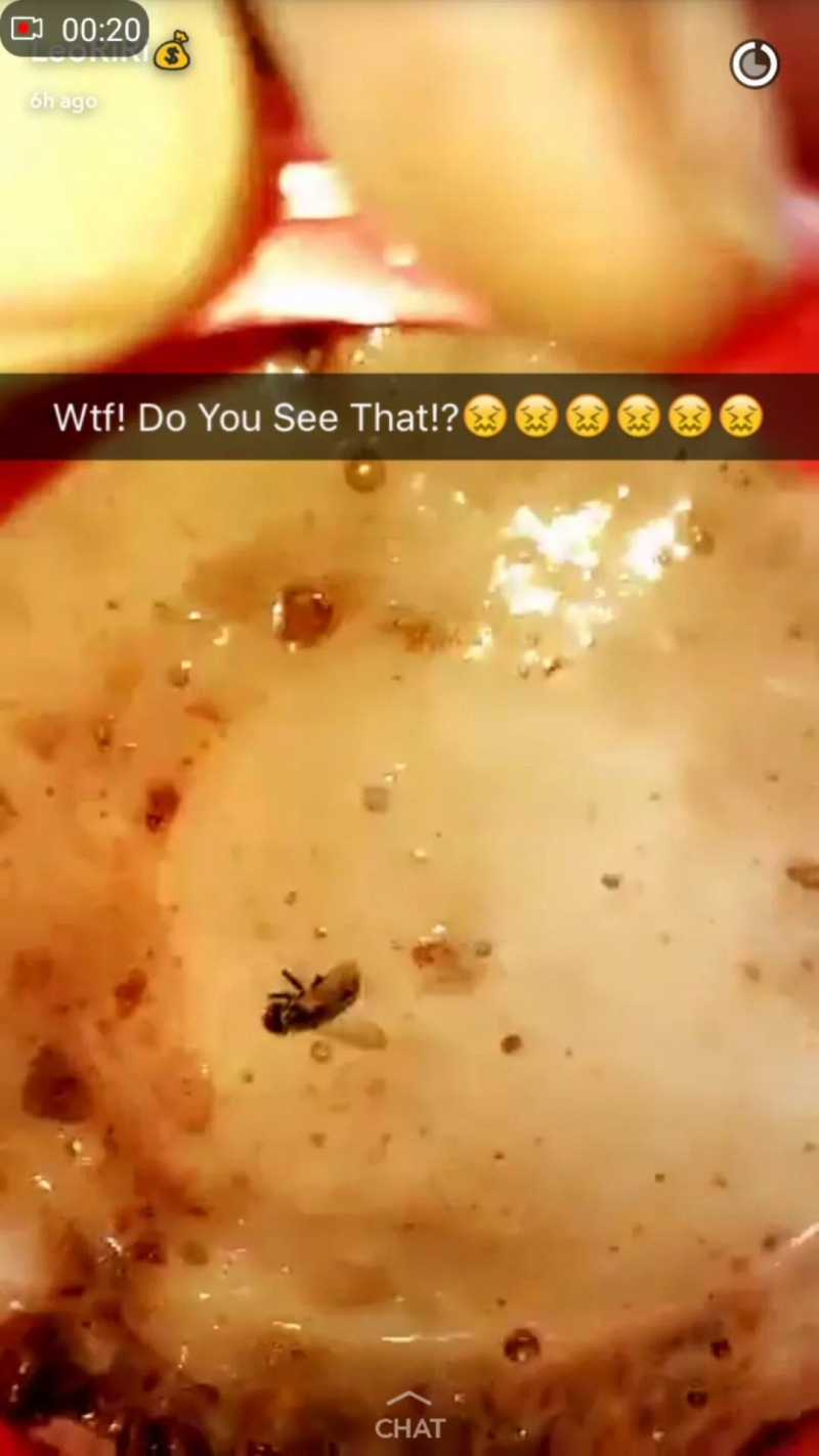 VIDEO: Inhottu ruokailija löytää kuolleen FLYn uimasta KFC Dansomanin juomassaan