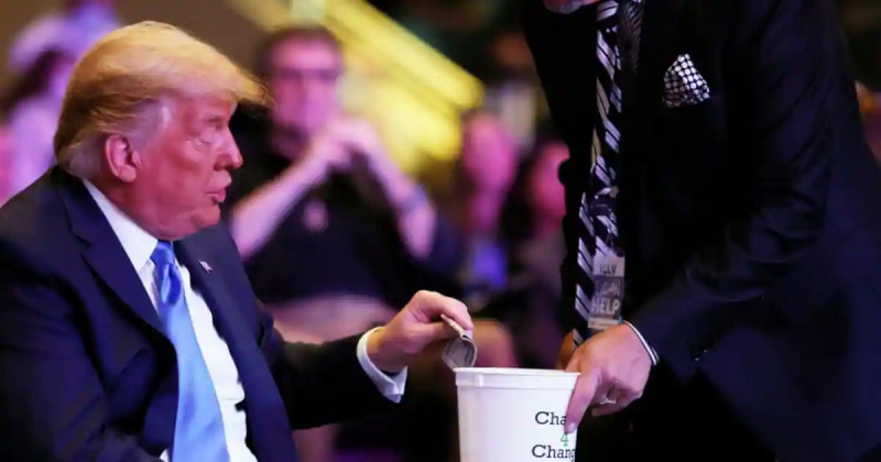 Donald Trump participă la slujba bisericii, pune o mână de bani în coșul de donații