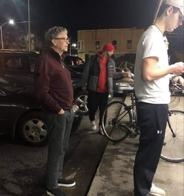 O bilionário Bill Gates é visto na fila de uma hamburgueria local (foto)